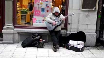 Уличен музикант със страхотен глас !