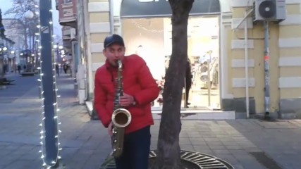 Уличен музикант надува бузи в центъра на Бургас