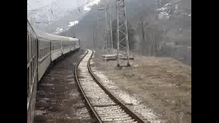 Влак в кривата на гара Своге посока Мездра.