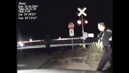 Пияно момиче на железопътен прелез