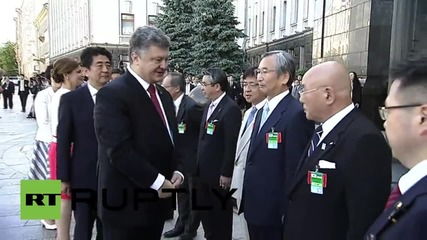 Ukraine: Poroshenko welcomes Shinzho Abe to Kiev