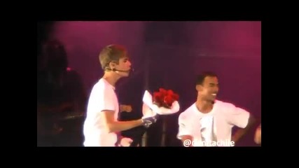 На живо ... ! Джъстин Бийбър - " One Less Lonely Girl "