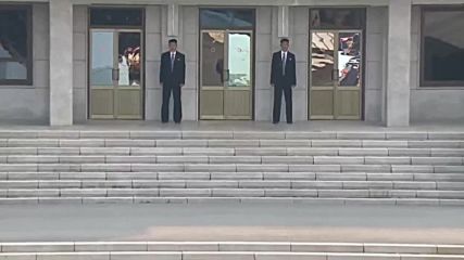 North/South Korea: S.Korean Pres. arrives for historic meeting with N.Korean leader