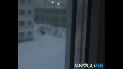 Скок от покрива на 5 етажна сграда в снега