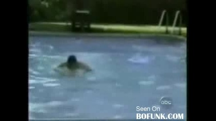 Смях !!! Дебелак скача в басейна с пояс !!!