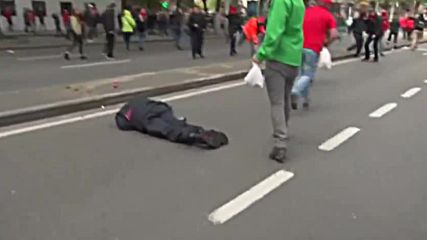 Протестиращ нокаутира брюкселски топполицай