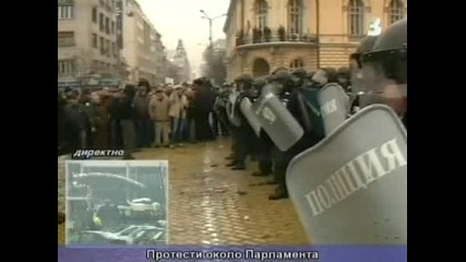 Полиция И Протестиращи Се Млатят Пред Парл