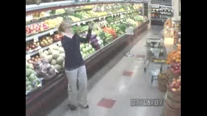 Жена прави футболни трикове с пъпеш.