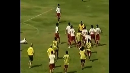 Футболисти тръгват да бият съдия след червен картон ( Смях ) 