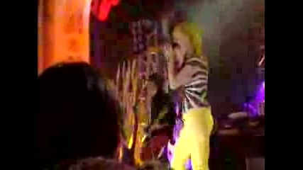 Paramore - Misery Business(mtv Live )