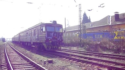Влак серия 32, (електричката) навлиза в гара Бургас 