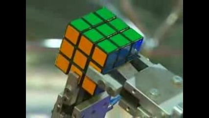 Робот Сглобява Кубчето На Рубик