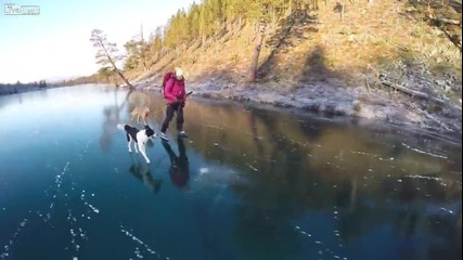Каране на кънки върху езеро в Швеция