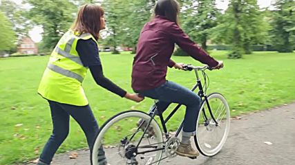 Как да научим възрастен да кара колело(бг субс)