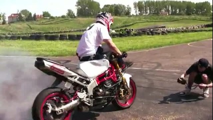 Този Не Го Слуша Главата. !!