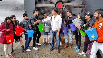 Актьора Акшай Кумар се залива с 11 кофи ледена вода! - Als Ice Bucket Challenge