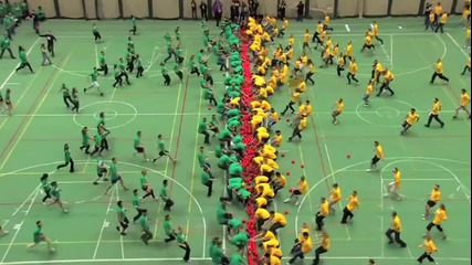 Нещо 1200 човека играят народна топка 