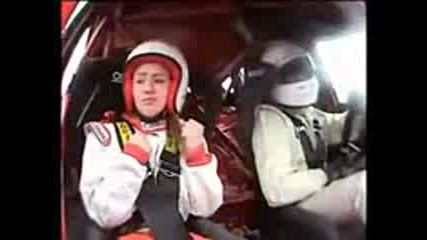 Уплашена жена в състезателен автомобил