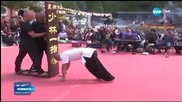 Шаолински монах се задържа 10 секунди на палец