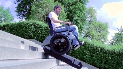 Електрическа инвалидна количка, която изкачва стълби