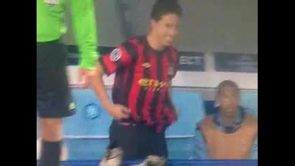 Какво крие Самир Насри под екипа си