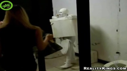 Най-грубата шега с жена в тоалетна!