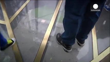 Айфеловата кула сияе със стъклен под