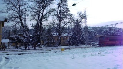 Пътнически влак пристига на гарата във В. Търново