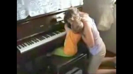 Дете Се Учи Да Свири На Пиано И Си Удря Ръцете