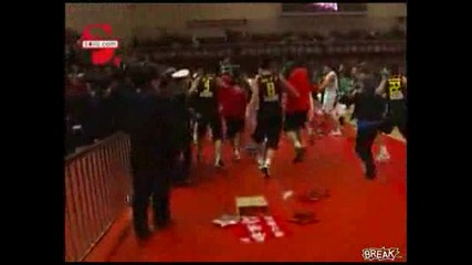 Масов бой между Китайци и Бразилци в баскетболен мач 