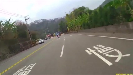 Моторист се удря в автомобил
