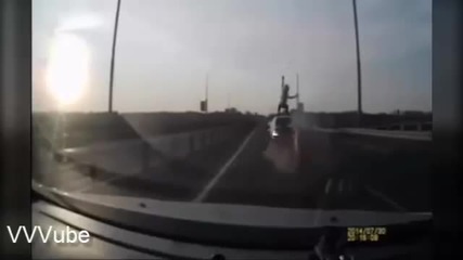 Моторист се приземява на покрива на кола