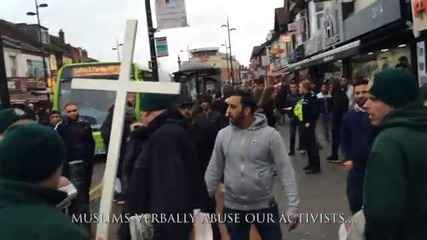 Ислямисти посрещат на нож и нападат християнски патрул в Лутън