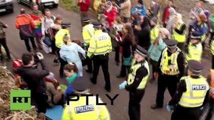 UK: Faslane protesters make themselves dead-weights as police move in
