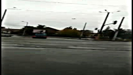 "Моята новина": "Паяк" с вдигнат автомобил (май електромобил) завива на забранен ляв завой