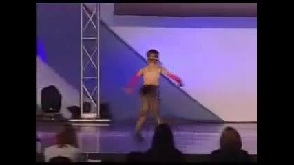 Малки момичета танцуват 