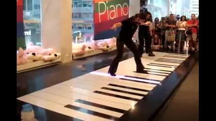 на гигантско пияно се свири с крака :)