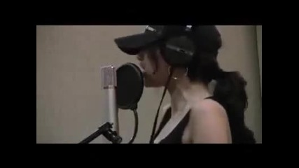 Селена Гомез пее Sick of you в звукозаписното студио 