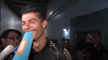 Cristiano Ronaldo Поправя Репортер - Смях