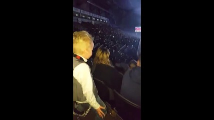 Малко момче се раздава на макс на концерт на Justin Bieber