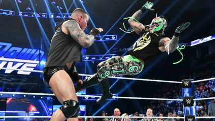 Randy Orton attacks an injured Rey Mysterio: SmackDown LIVE, Nov. 27, 2018