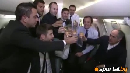 Барса празнува Златната топка на Меси в самолета