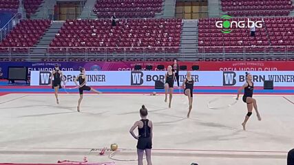 Съчетанието с 5 обръча на ансамбъла по време на подиум тренировката