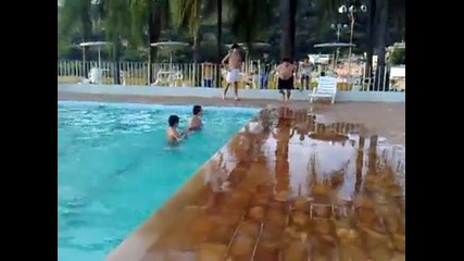 Най - лудото влизане в басейн 
