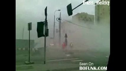Голяма стена се откъсва от сграда