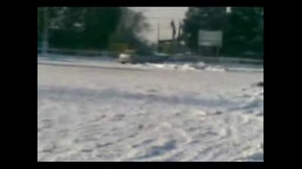 Peugeot 106 in the snow