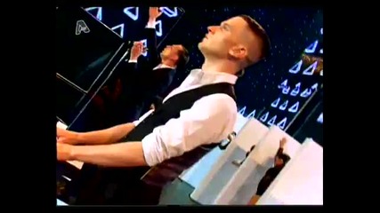 Hurts - Wonderful Life ( Live @ Mad Vma 2010 ) 