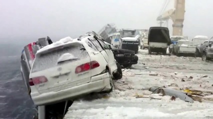 Японски употребявани автомобили пометени от палубата на кораб в буря