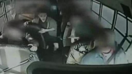 (original)13 годишен спаси съучениците си от катастрофа с автобус