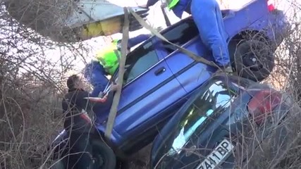 Автомобил "кацна" върху друга кола след рисково изпреварване